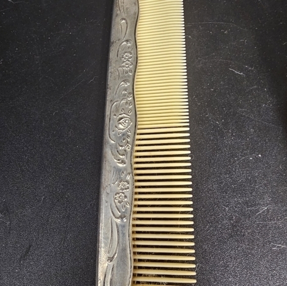 Vintage Victorian silver plate brush and comb set. - Picture 3 of 6